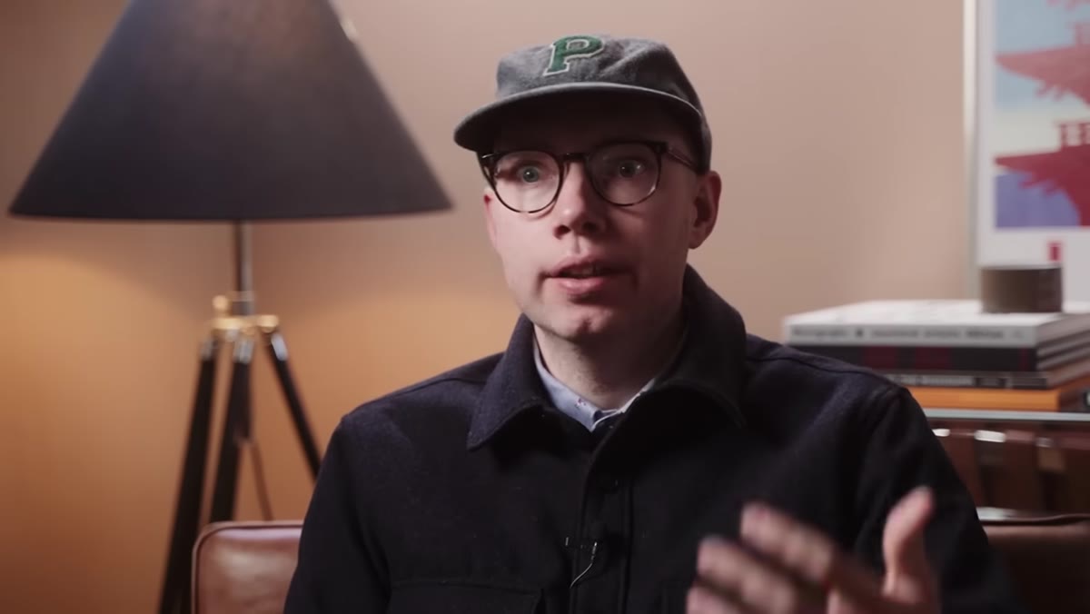 Description of relaxed camera positioning and facial expression while moving
