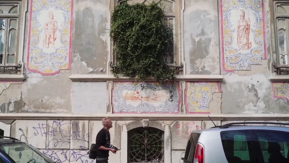 Discussion of urban and architectural elements as photographic subjects